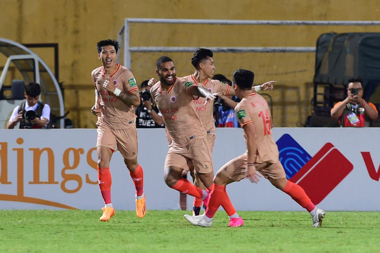 Phút 66, ngoại binh Jhon Cley dứt điểm ở cự ly gần để nâng tỷ số lên 2-1 cho Công an Hà Nội.