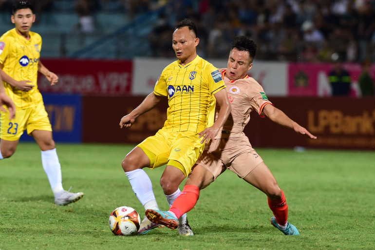 Công an Hà Nội đã phải trả giá sau đó 6 phút. Quế Ngọc Hải thực hiện pha tạt bóng từ cánh phải cho lão tướng Trọng Hoàng lao vào đánh đầu đẹp mắt, tung lưới đội chủ nhà.