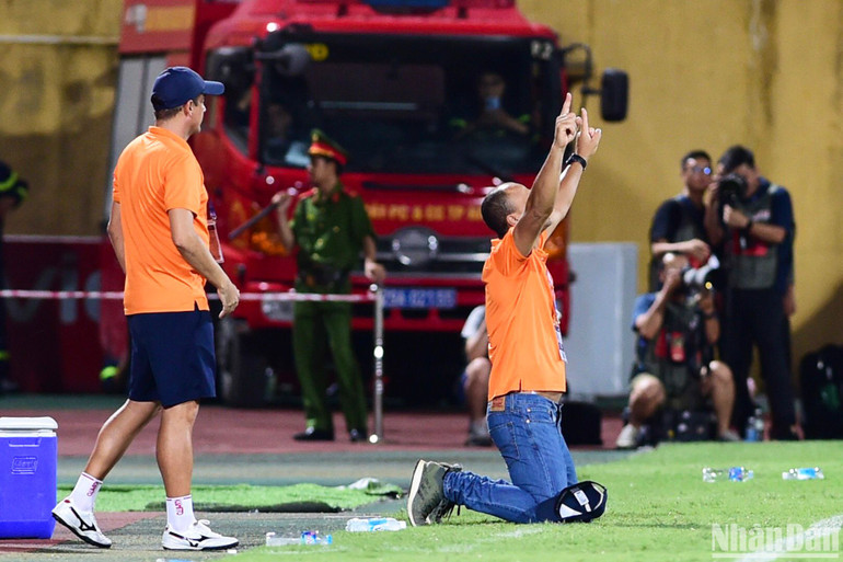 Niềm vui của huấn luyện viên đội Công an Hà Nội sau khi đội nhà giành chiến thắng chung cuộc với tỷ số 2-1 trước Sông Lam Nghệ An.
