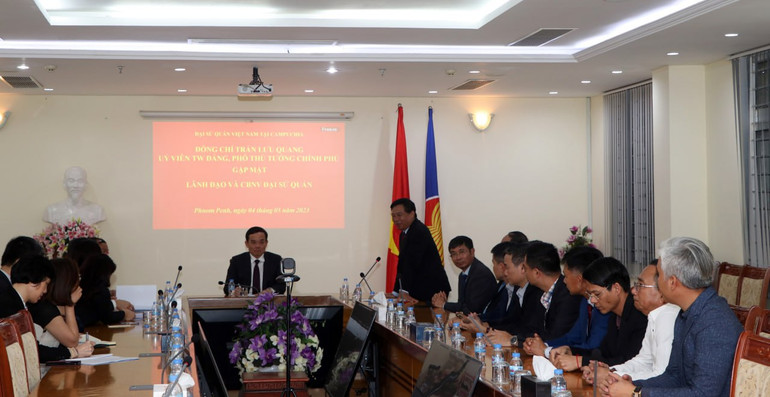 Phó Thủ tướng Trần Lưu Quang nói chuyện với cán bộ, nhân viên Đại sứ quán Việt Nam tại Campuchia.