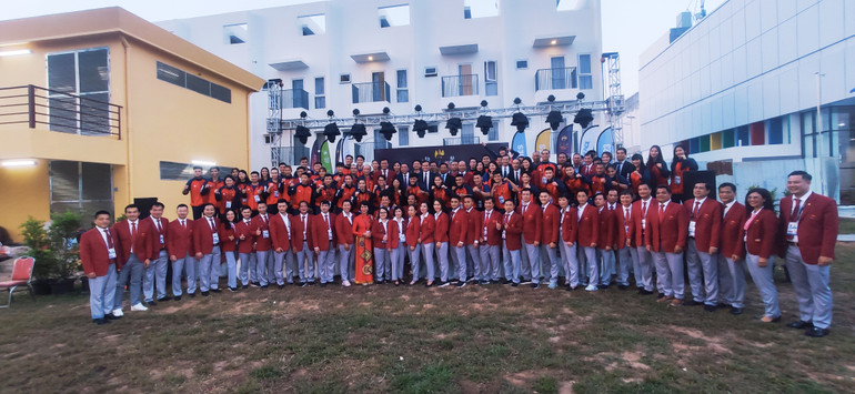 Phó Thủ tướng Trần Lưu Quang và các thành viên trong Đoàn chụp ảnh lưu niệm cùng các vận động viên tham dự SEA Games 32.