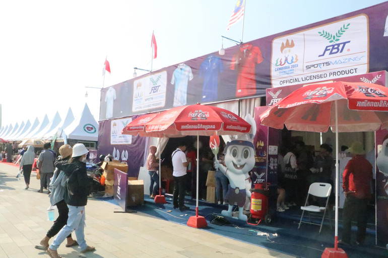 Các gian hàng bán đồ lưu niệm thu hút khách.