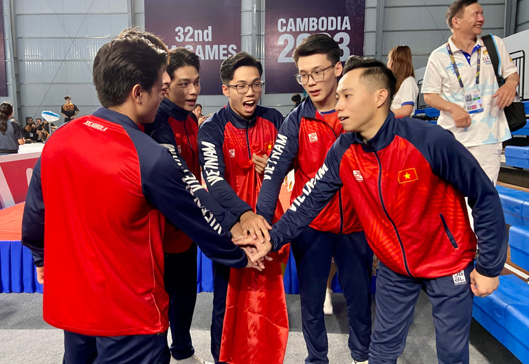 Các thành viên đội tuyển thể dục dụng cụ nam ăn mừng ngày ra quân thuận lợi.