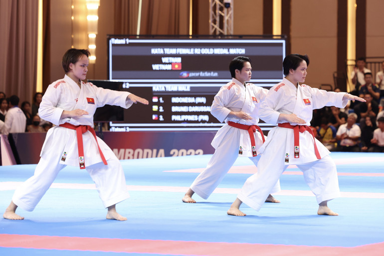 Các vận động viên Việt Nam thi chung kết nội dung kata (quyền biểu diễn) đồng đội nữ. (Ảnh: TTXVN)