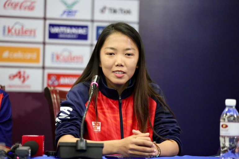 Đội trưởng Huỳnh Như tại buổi họp báo. Đội trưởng Huỳnh Như tại buổi họp báo.