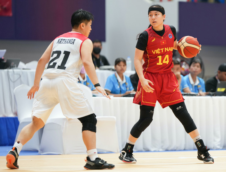 Hai đội theo sát nhau từng điểm số.