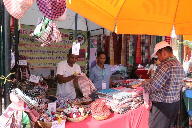 Nhiều sản phẩm truyền thống của Campuchia được giới thiệu tại đây.