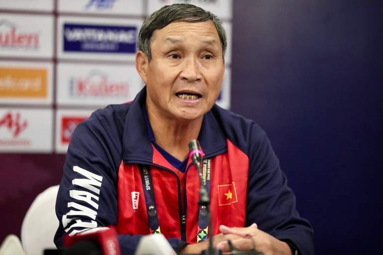 HLV Mai Đức Chung phát biểu tại buổi họp báo. (Ảnh: VFF)