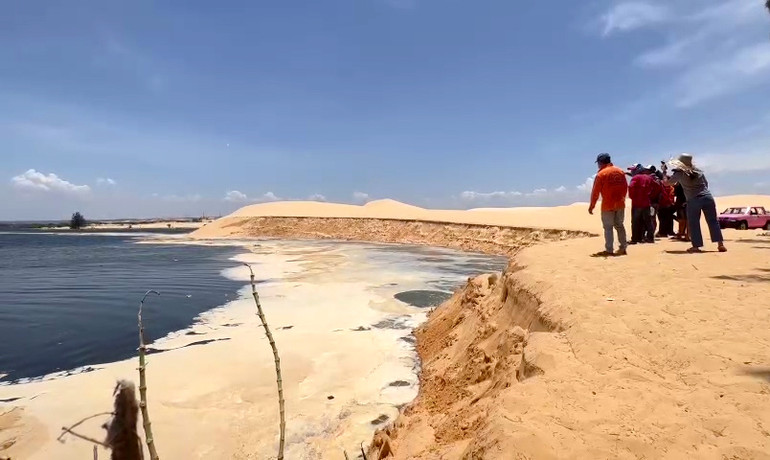 Vị trí sạt lở có chiều dài khoảng 70-80m, chiều ngang nước lấn vào đồi cát khoảng 25m.