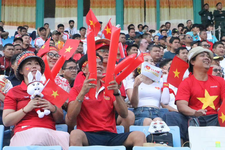 Dù nhận được sự cổ vũ của nhiều khán giả nhưng U22 Việt Nam đã dừng bước trong cuộc đua tới Cúp Vàng sau khi đã vô địch 2 kỳ SEA Games liên tiếp. Dù nhận được sự cổ vũ của nhiều khán giả nhưng U22 Việt Nam đã dừng bước trong cuộc đua tới Cúp Vàng sau khi đã vô địch 2 kỳ SEA Games liên tiếp.