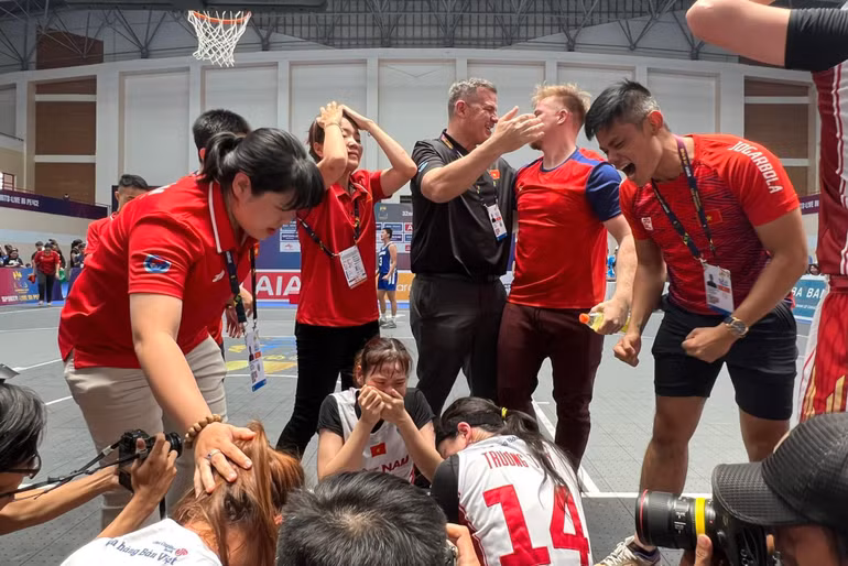 Niềm hạnh phúc của ban huấn luyện cùng đội tuyển nữ bóng rổ Việt Nam.