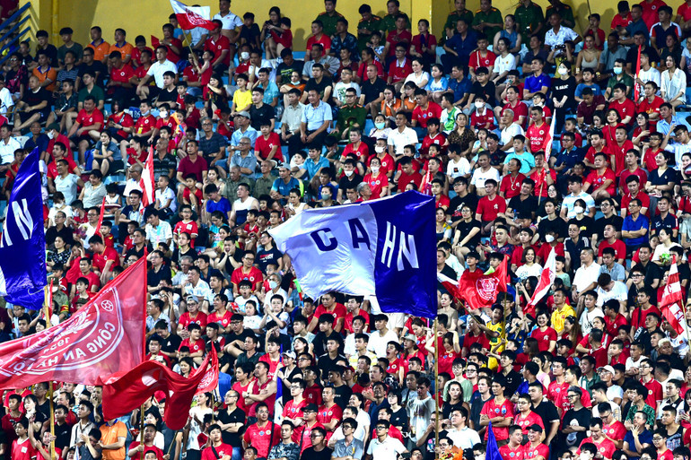 Rất đông cổ động viên Công an Hà Nội trên khán đài.