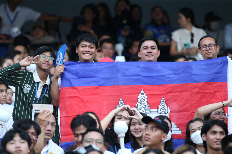 Người dân Campuchia lấp kín khán đài dự Lễ khai mạc SEA Games 32. Người dân Campuchia lấp kín khán đài dự Lễ khai mạc SEA Games 32.