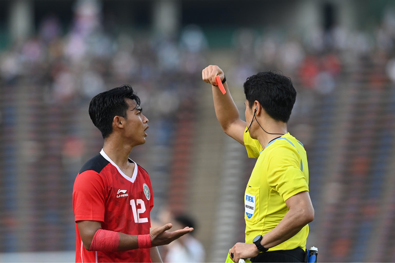 Phút 60, Pratama Arhan nhận thẻ đỏ khiến U22 Indonesia thi đấu thiếu người. (Ảnh: Dương Thuật) Phút 60, Pratama Arhan nhận thẻ đỏ khiến U22 Indonesia thi đấu thiếu người. (Ảnh: Dương Thuật)