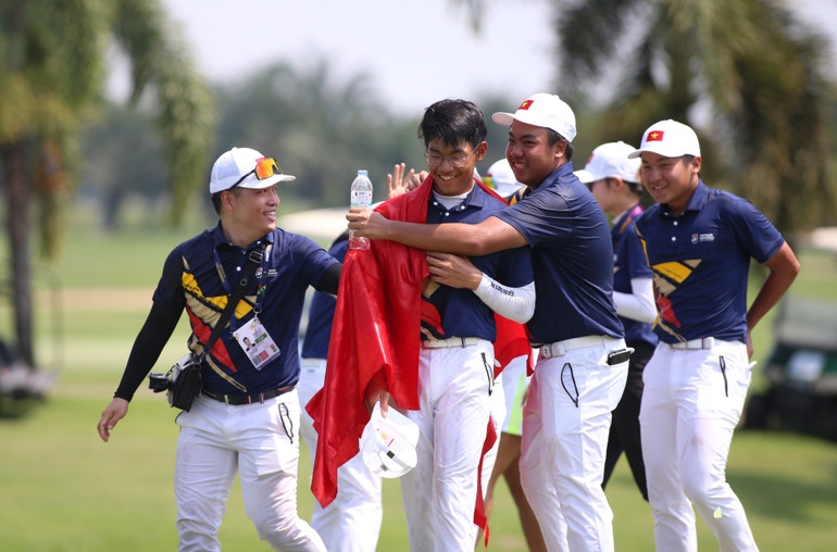 Các thành viên đội tuyển golf Việt Nam ăn mừng cùng Lê Khánh Hưng. Các thành viên đội tuyển golf Việt Nam ăn mừng cùng Lê Khánh Hưng.