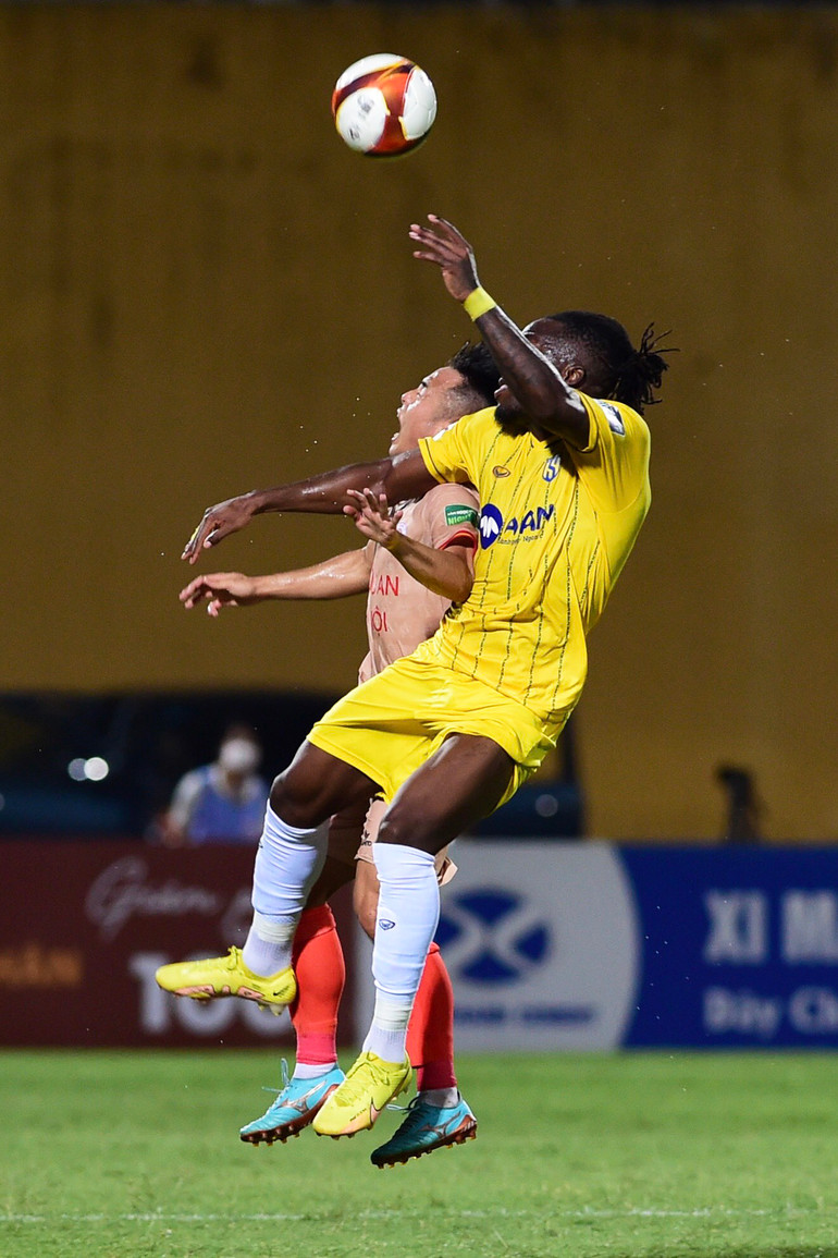 Giao tranh trong những pha bóng bổng.