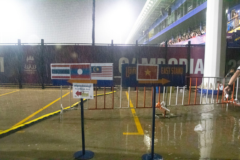 Ban tổ chức đặt biển chỉ dẫn cho khán giả. Ban tổ chức đặt biển chỉ dẫn cho khán giả.