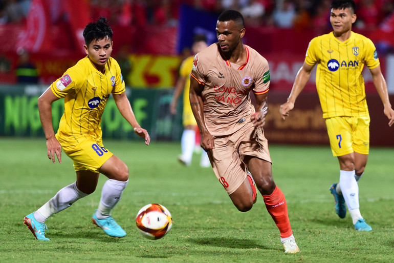 Hai đội nhập cuộc tốc độ.