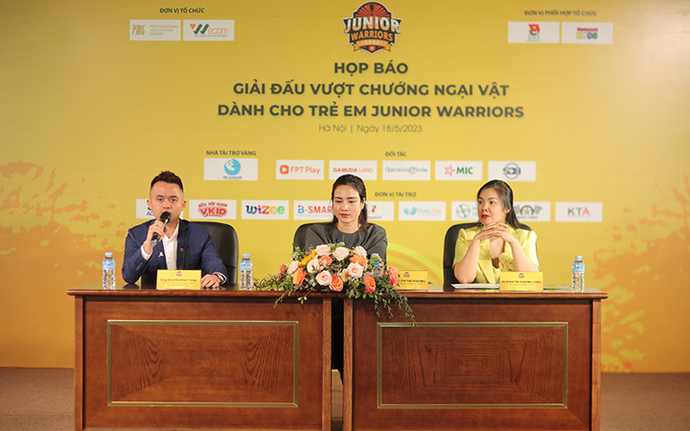 Đại diện Ban tổ chức trả lời câu hỏi của các bậc phụ huynh.