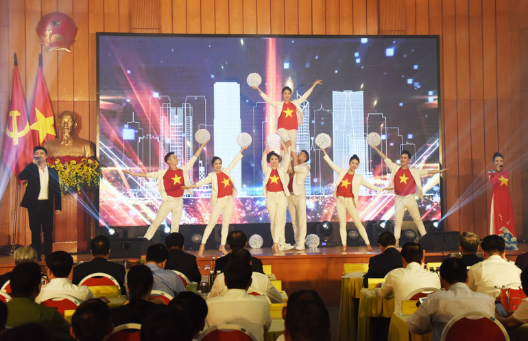 Chương trình biểu diễn nghệ thuật mở đầu cho lễ chào mừng Ngày Khoa học và Công nghệ Việt Nam.