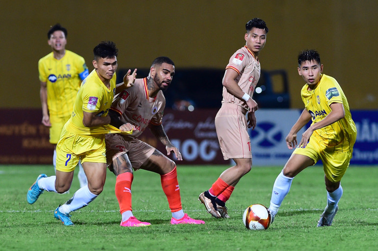 Hàng công Công an Hà Nội tìm kiếm cơ hội gỡ hòa trong hiệp 1 nhưng bất thành.