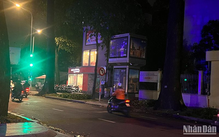 Bảng quảng cáo trên đường Pastuer (quận 3) tắt đèn sau 22 giờ.