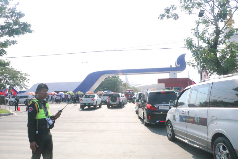 Cảnh sát khá vất vả phân luồng giao thông trong ánh nắng gắt.