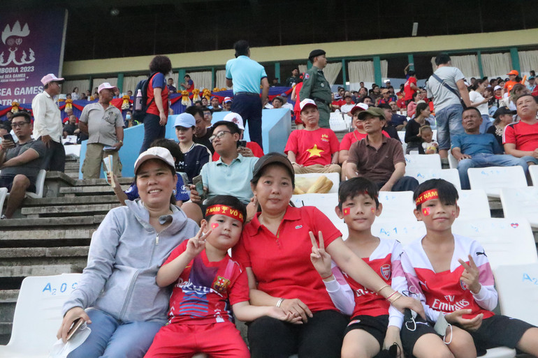Chị Mai Thị Mỹ Hiền, Việt kiều tại Campuchia đưa gia đình đến cổ vũ cho U22 Việt Nam. Chị Mai Thị Mỹ Hiền, Việt kiều tại Campuchia đưa gia đình đến cổ vũ cho U22 Việt Nam.