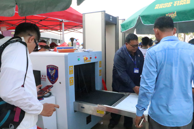 Máy Scan đặt tại lối vào bên trong sân vận động.