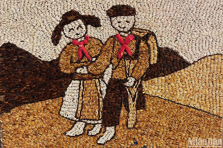 Tác phẩm công phu được ghép từ hạt gạo đạt giải Nhì phần thi cá nhân của em Sùng Thị Kim Dung, lớp 5A, Trường Phổ thông dân tộc bán trú Tiểu học Tùng Vài, huyện Quản Bạ, tỉnh Hà Giang. Tác phẩm công phu được ghép từ hạt gạo đạt giải Nhì phần thi cá nhân của em Sùng Thị Kim Dung, lớp 5A, Trường Phổ thông dân tộc bán trú Tiểu học Tùng Vài, huyện Quản Bạ, tỉnh Hà Giang.