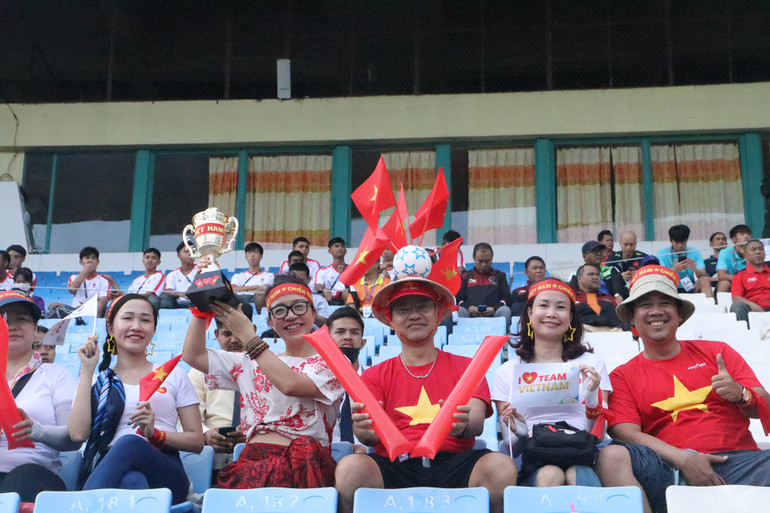 Các cổ động viên Việt Nam hy vọng đội bóng U22 của nước nhà sẽ giành chiến thắng. Các cổ động viên Việt Nam hy vọng đội bóng U22 của nước nhà sẽ giành chiến thắng.