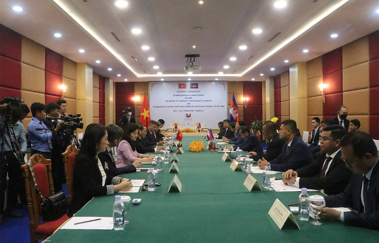 Hội đàm giữa hai đoàn đại biểu. Hội đàm giữa hai đoàn đại biểu.