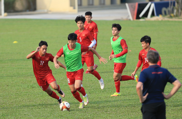 Huấn luyện viên Philippe Troussier theo sát các học trò trong buổi tập. (Ảnh: VFF) Huấn luyện viên Philippe Troussier theo sát các học trò trong buổi tập. (Ảnh: VFF)