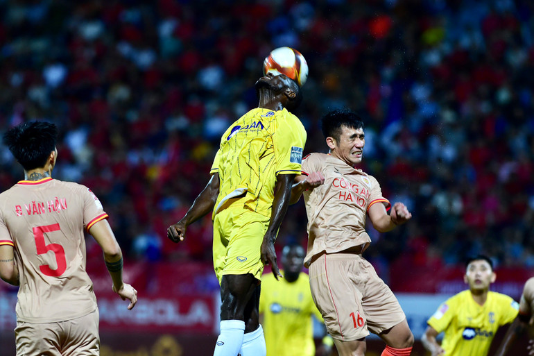 Những phút đầu hiệp 2 tiếp tục diễn ra căng thẳng.