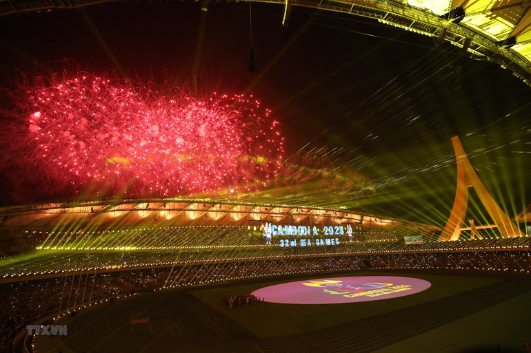 Màn pháo hoa báo hiệu SEA Games 32 chính thức khởi tranh. Màn pháo hoa báo hiệu SEA Games 32 chính thức khởi tranh.