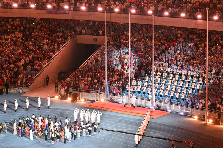 Tiết mục Thượng cờ Campuchia tại Lễ khai mạc SEA Games 32 trên sân vận động Morodok Techo ở thủ đô Phnom Penh. Tiết mục Thượng cờ Campuchia tại Lễ khai mạc SEA Games 32 trên sân vận động Morodok Techo ở thủ đô Phnom Penh.