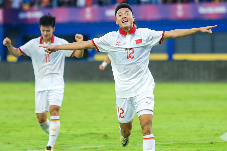 Thái Sơn ghi bàn nâng đôi cách biệt 2-0. (Ảnh: Thanh Xuân) Thái Sơn ghi bàn nâng đôi cách biệt 2-0. (Ảnh: Thanh Xuân)