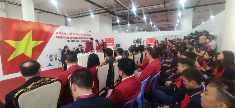 Ban huấn luyện và các vận động viên lắng nghe ý kiến của lãnh đạo