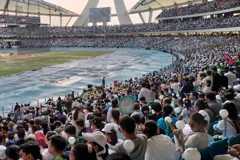 Có khoảng 60 nghìn khách mời và khán giả dự Lễ bế mạc SEA Games 32 tại Sân vận động Quốc gia Morodok Techo ở Thủ đô Phnom Penh. Có khoảng 60 nghìn khách mời và khán giả dự Lễ bế mạc SEA Games 32 tại Sân vận động Quốc gia Morodok Techo ở Thủ đô Phnom Penh.