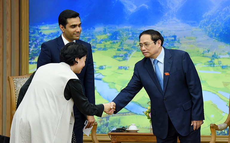 Thủ tướng Phạm Minh Chính đón các thành viên trong đoàn đi cùng ông Karan Adani, Tổng Giám đốc Công ty Cảng và đặc khu kinh tế Tập đoàn Adani (Ấn Độ).