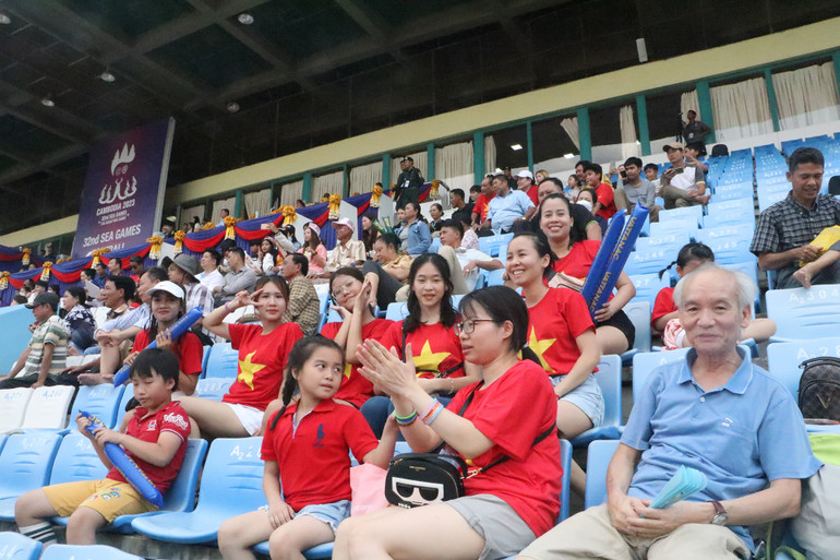 Cổ động viên Việt Nam có thêm niềm tin vào đội bóng U22 sau những gì diễn ra trên sân chiều nay. Cổ động viên Việt Nam có thêm niềm tin vào đội bóng U22 sau những gì diễn ra trên sân chiều nay.