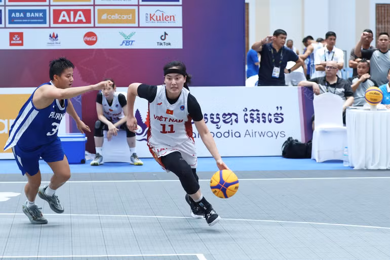 Trương Thảo My dẫn bóng trước nữ tuyển thủ Philippines.