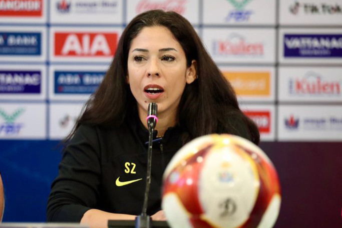 HLV của đội tuyển nữ Malaysia tại buổi họp báo. (Ảnh: VFF)