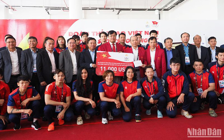 Đoàn Đại sứ quán và doanh nghiệp chụp ảnh lưu niệm cùng Đoàn Thể thao Việt Nam. Đoàn Đại sứ quán và doanh nghiệp chụp ảnh lưu niệm cùng Đoàn Thể thao Việt Nam.