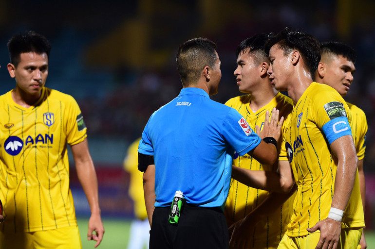 Các cầu thủ Sông Lam Nghệ An phản ứng trước quyết định của trọng tài.
