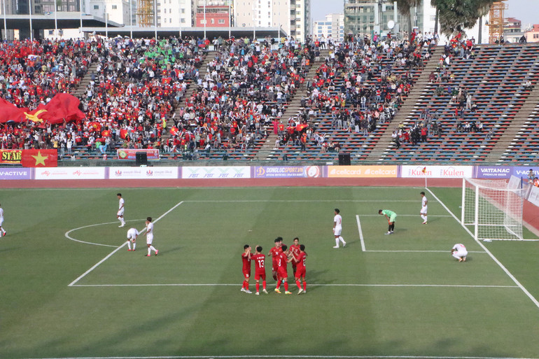 U22 Myanmar dường như đã cảm thấy chiến thắng ở trận tranh Huy chương Đồng SEA Games 32 đang trở nên xa vời. U22 Myanmar dường như đã cảm thấy chiến thắng ở trận tranh Huy chương Đồng SEA Games 32 đang trở nên xa vời.