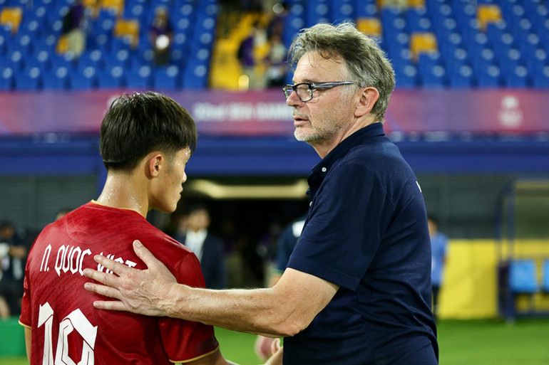 HLV Philippe Troussier động viên các học trò sau trận đấu. (Ảnh: VFF)