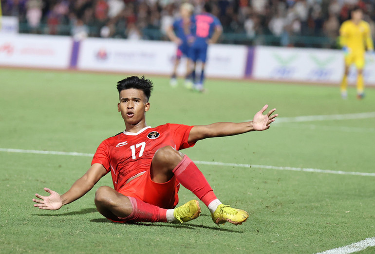 Irfan ăn mừng bàn thắng thứ ba của U22 Indonesia. Irfan ăn mừng bàn thắng thứ ba của U22 Indonesia.
