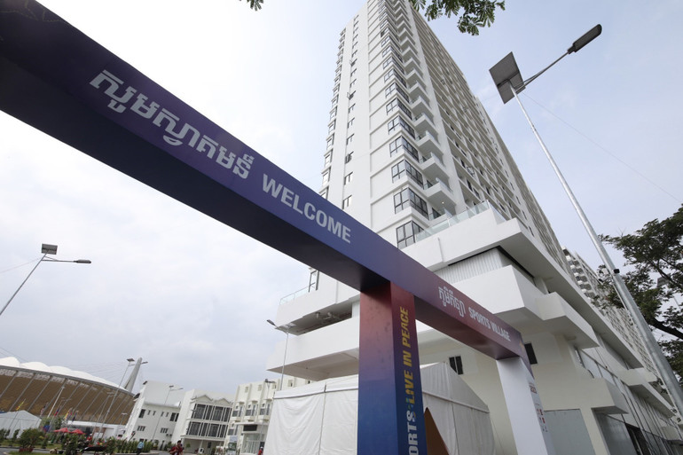 Làng có khoảng 7.000 chỗ ở, có thể phục vụ ăn uống cho 6.000 người.