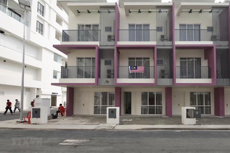 Cờ của các Đoàn thể thao được treo ở bên ngoài tòa nhà.